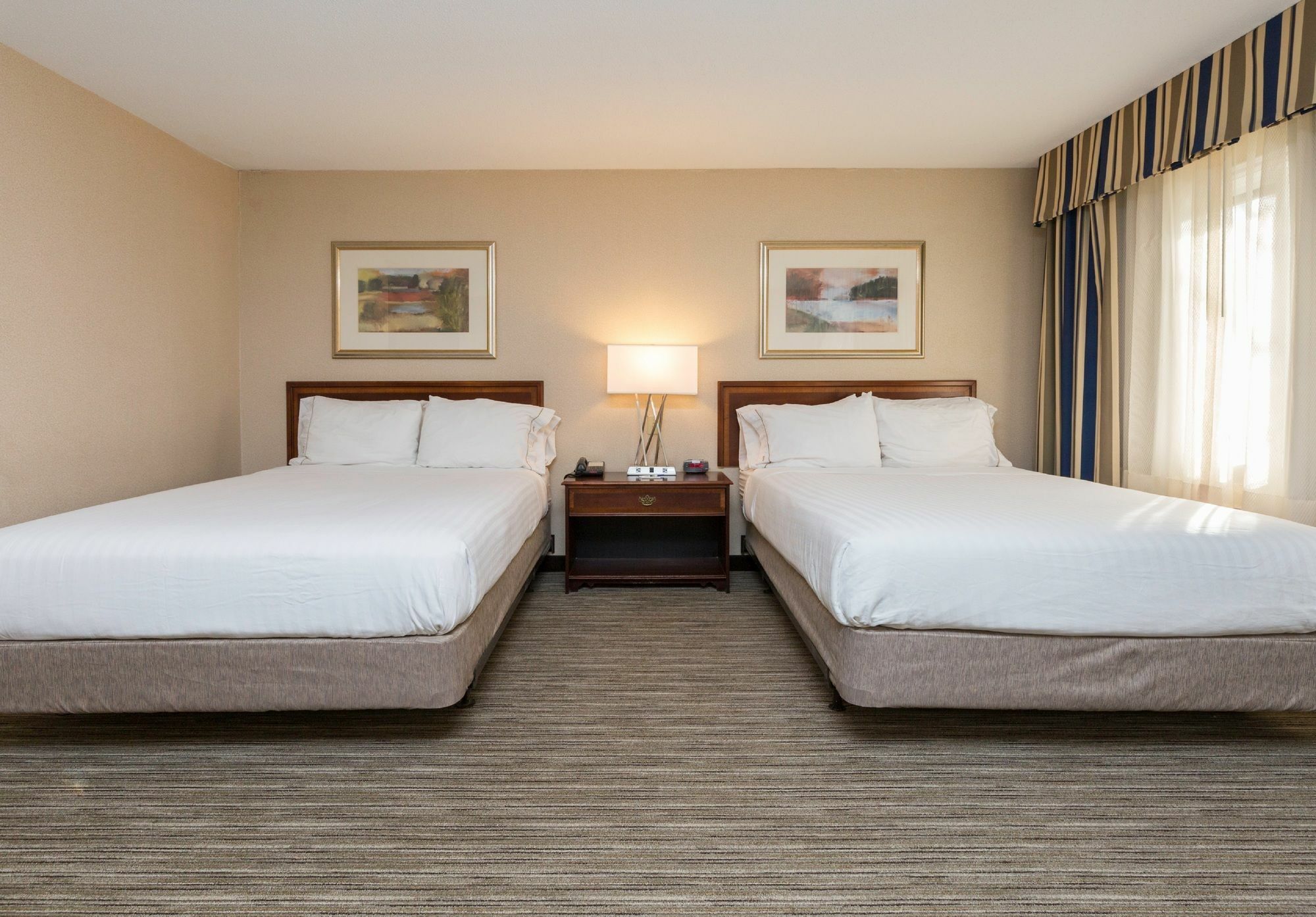 Holiday Inn Express Des Moines-At Drake University, An Ihg Hotel Zewnętrze zdjęcie