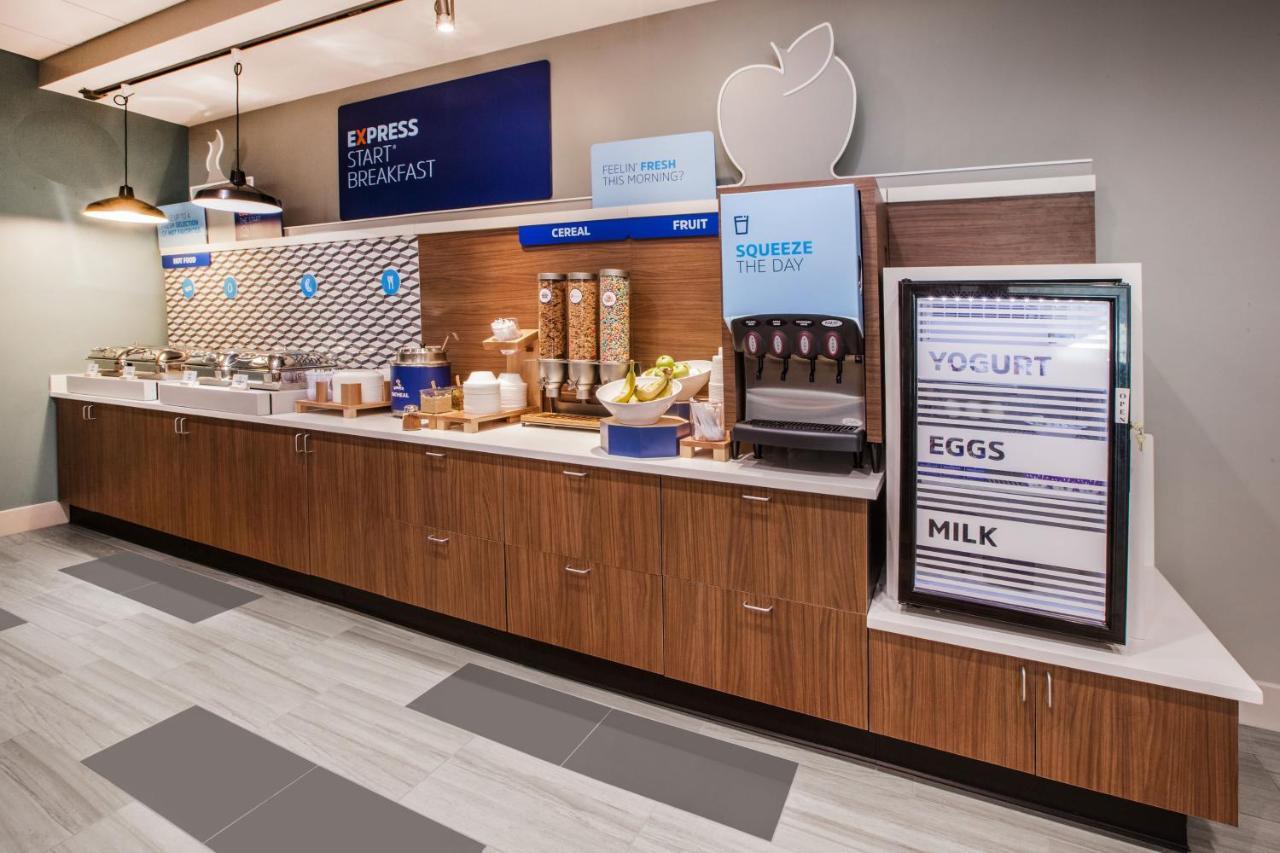 Holiday Inn Express Des Moines-At Drake University, An Ihg Hotel Zewnętrze zdjęcie